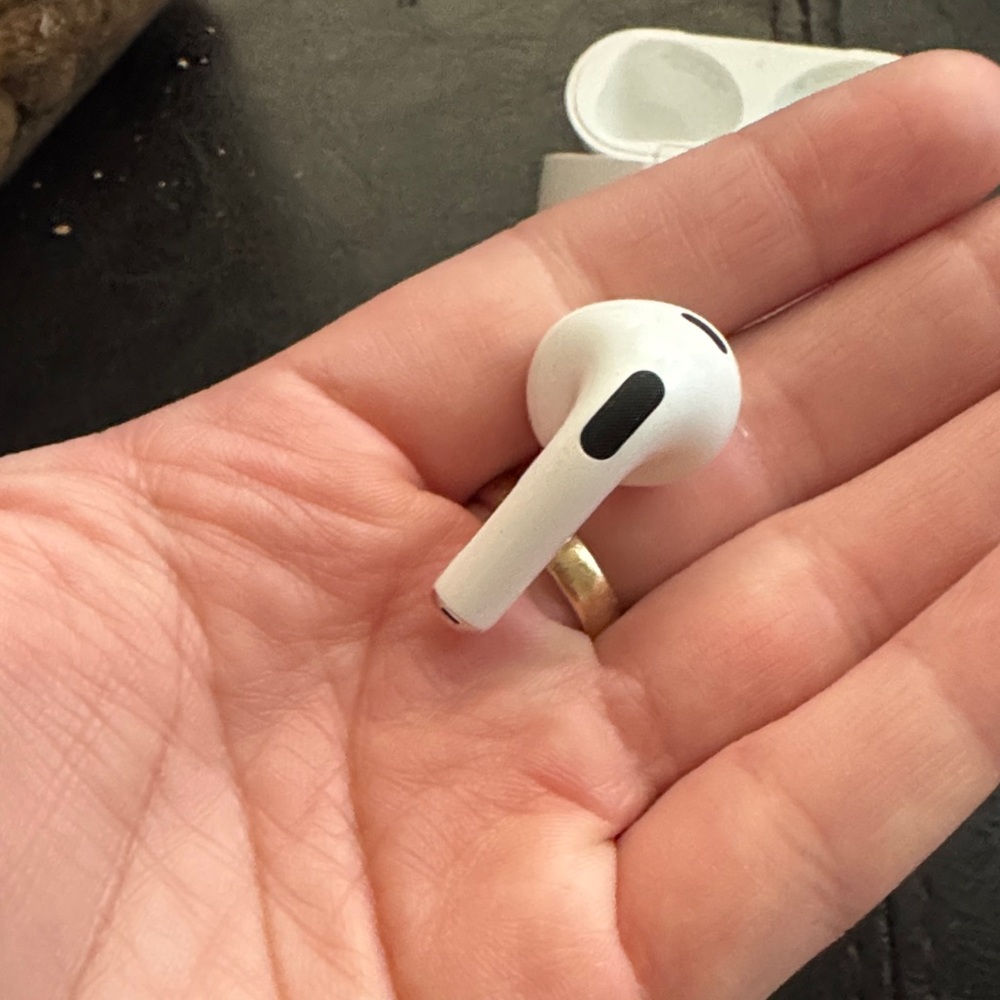 Air pods 3 only one of the pods works - Picture 7 of 10